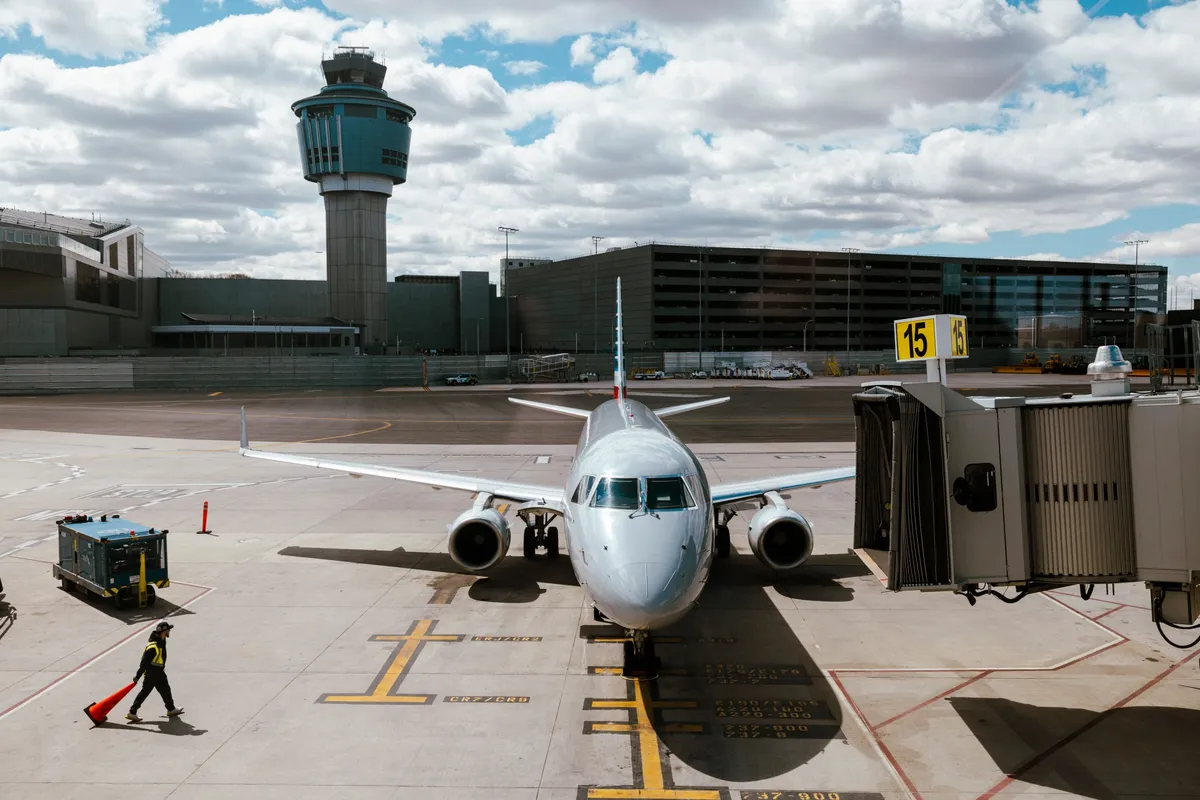American Air Berusaha Memperbaiki Masalah yang Menyebabkan Penundaan Penerbangan Besar-besaran